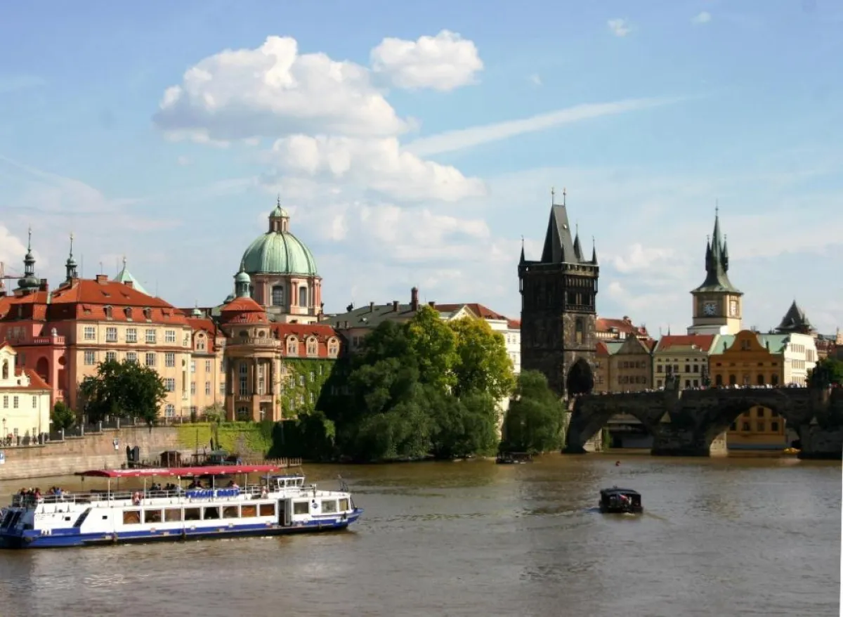 Blick auf die Moldau und die Karlsbrücke in Prag (c) AugustusTours