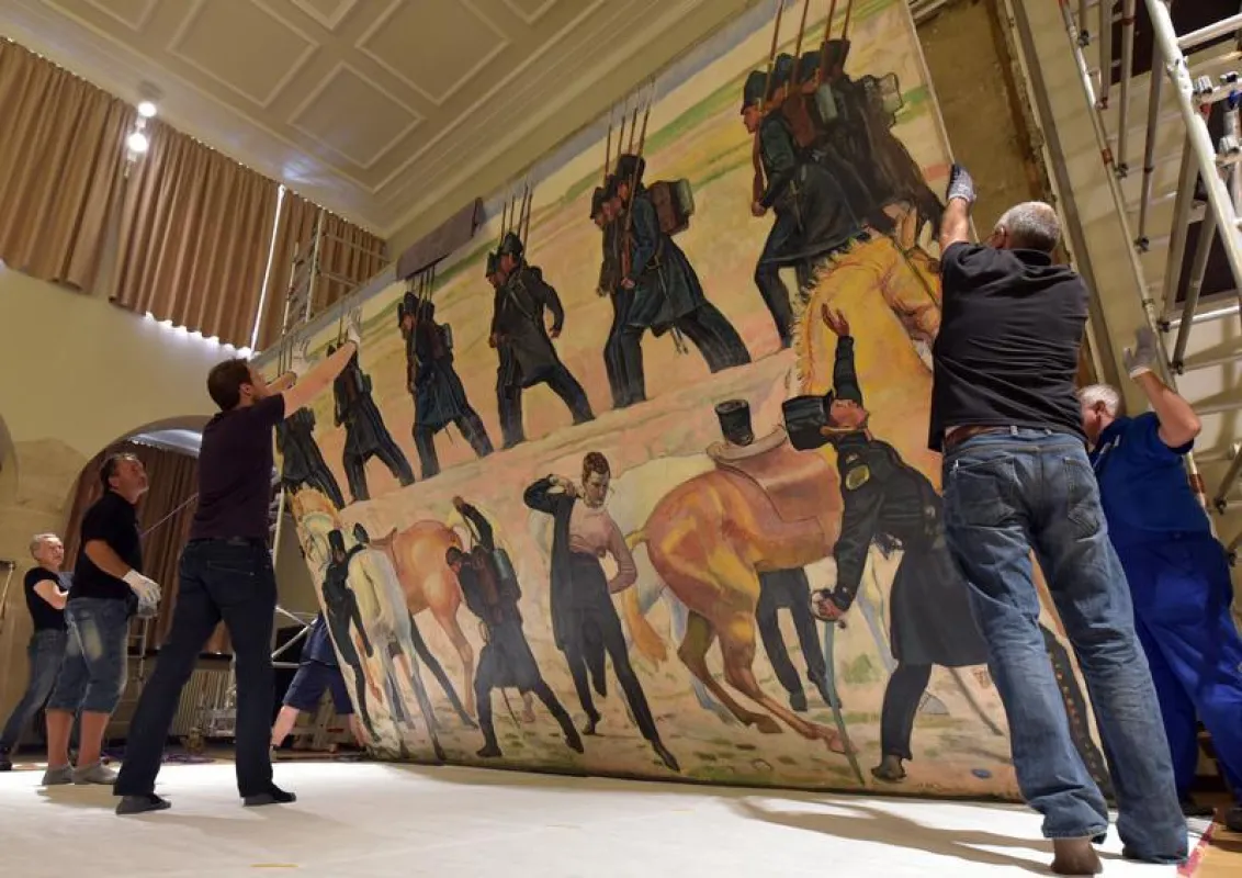 In der Aula der Universität Jena wird das großformatige Gemälde von Ferdinand Hodler abgehängt, bevor es restauriert und anschließend in der Bundeskunsthalle in Bonn ausgestellt wird. (Foto: Jan-Pet