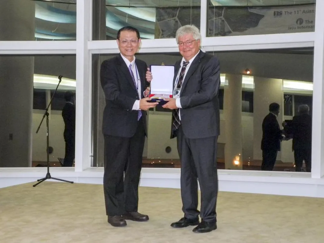 Prof. Dr. Günter Bräuer (right) is awarding the K-T Rie Award for his achievements in the field of applied plasma research. (Fraunhofer IST)
