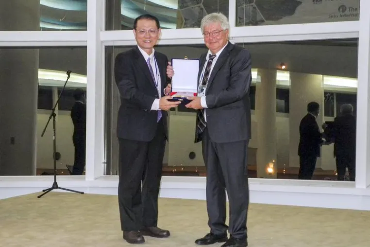 Prof. Bräuer, head of the Fraunhofer IST, received the K-T Rie award Bild: Prof. Bräuer, head of the Fraunhofer IST, received the K-T Rie award
