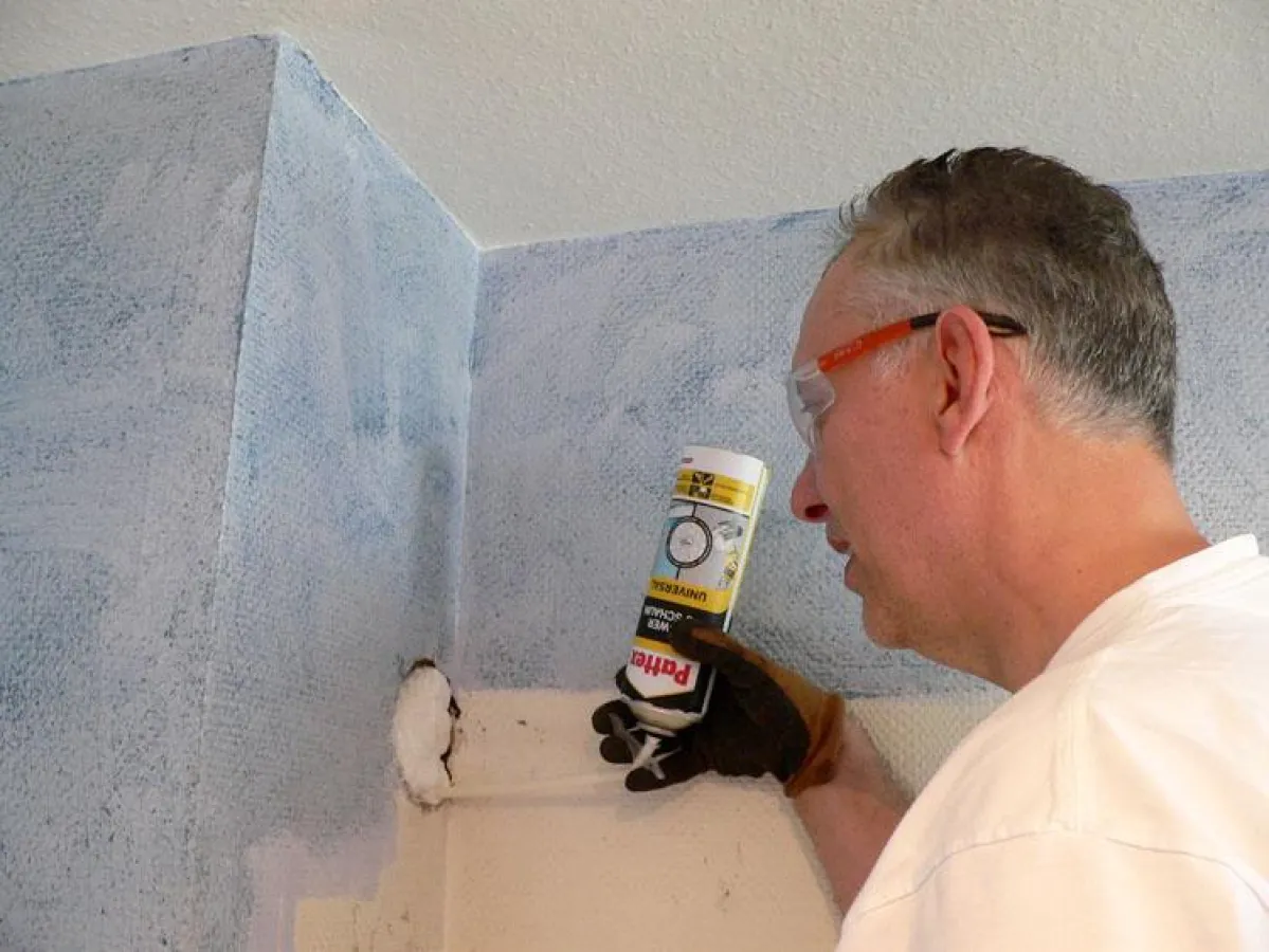 Ungeübte können mit dem neuen Pattex Power PU Schaum kleine ?Baustellen? am Haus selbst bewältigen. Foto: Henkel Pattex