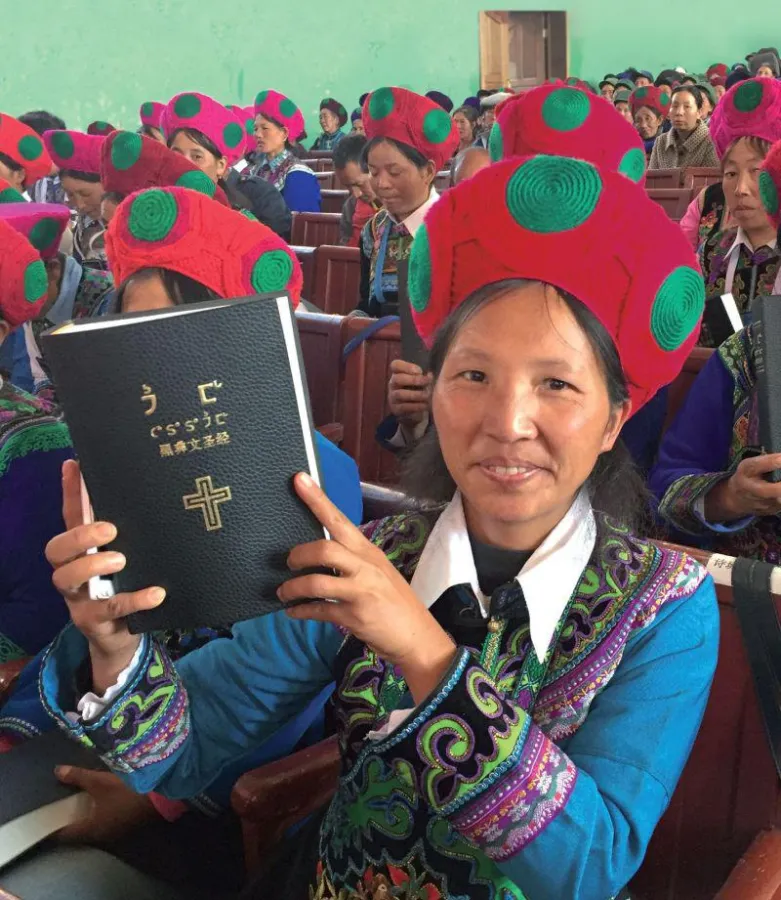 Chinesische Christin mit einer Bibel in der Minderheitensprache Central Yi. Foto: Weltbibelhilfe