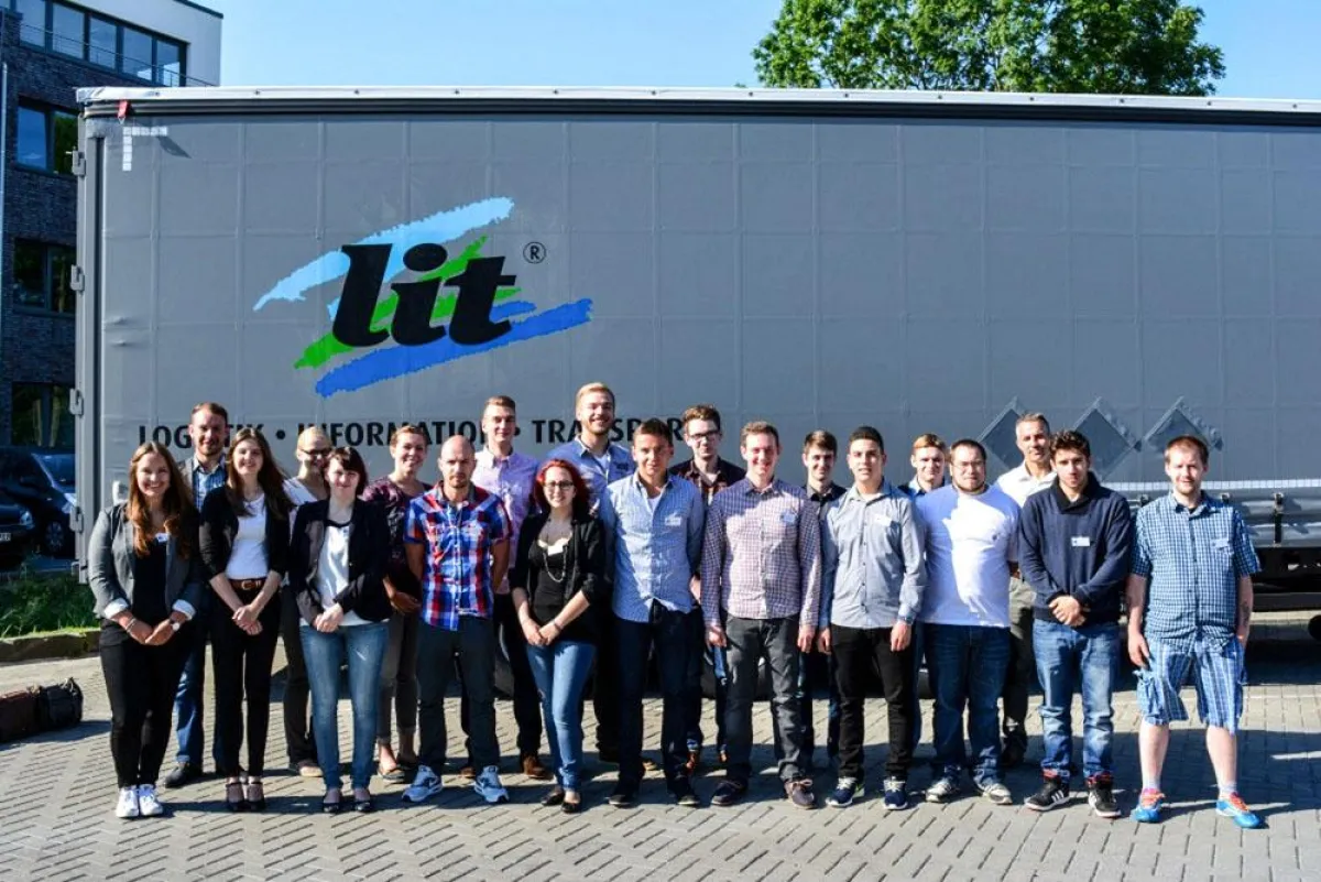 Erfolgreicher Start ins Berufsleben: Die 20 neuen Auszubildenden der L.I.T. AG (Foto: L.I.T. AG)