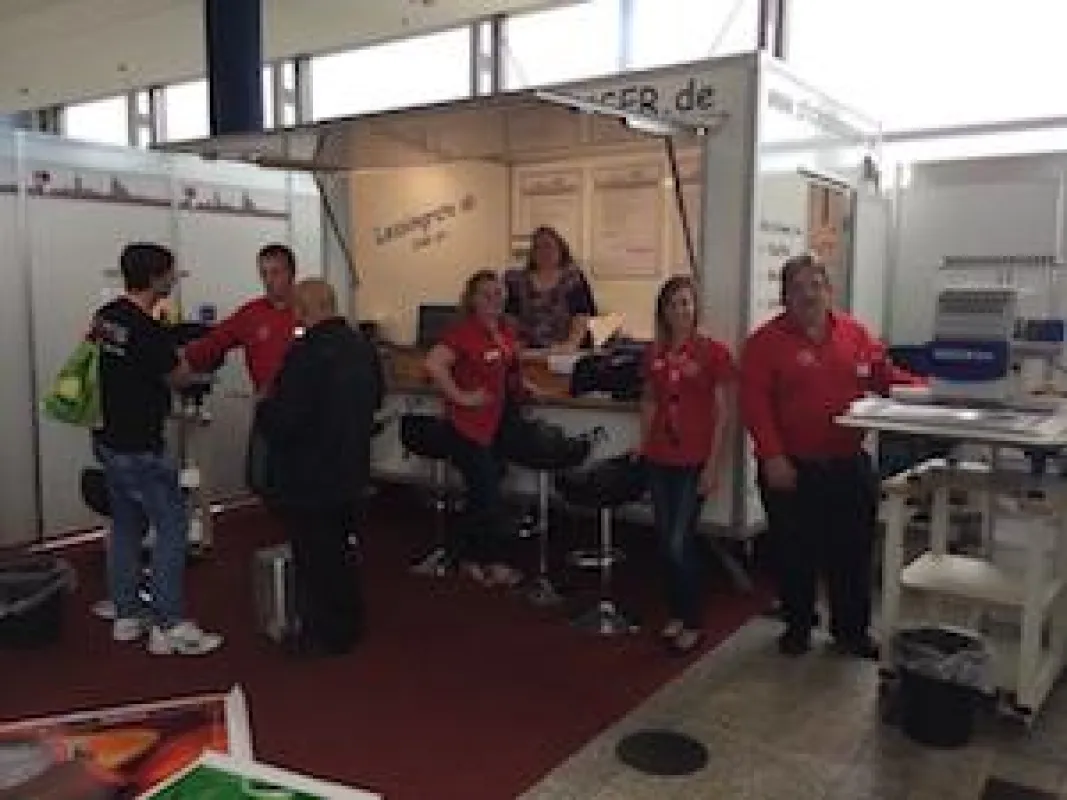 Familie Wüstner vor ihrem Stickmaschinen-Anhänger: René, Alina, Frauke, Angelina und Gerd (v.l.n.r.)