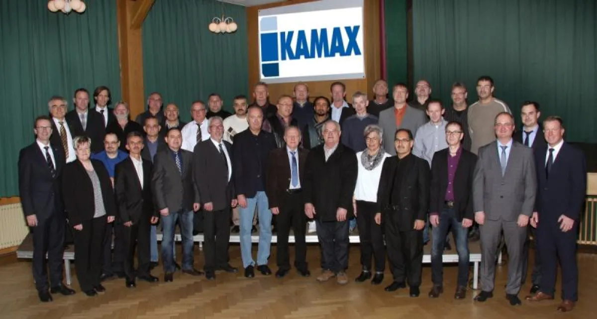 25 und 40 Jahre Betriebszugehörigkeit: IHK Urkunde für 40 Mitarbeiter von KAMAX; (C) Fotostudio Hohl