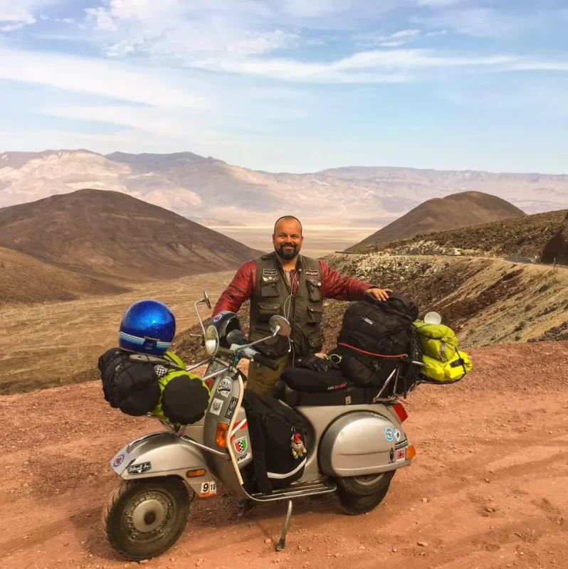 Mayer auf seiner Vespa im Death Valley 2017
