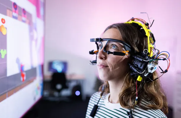 Bild: Wie groß ist ein Kohlenstoffkern? Forschende der TU Darmstadt setzen neuen Maßstab