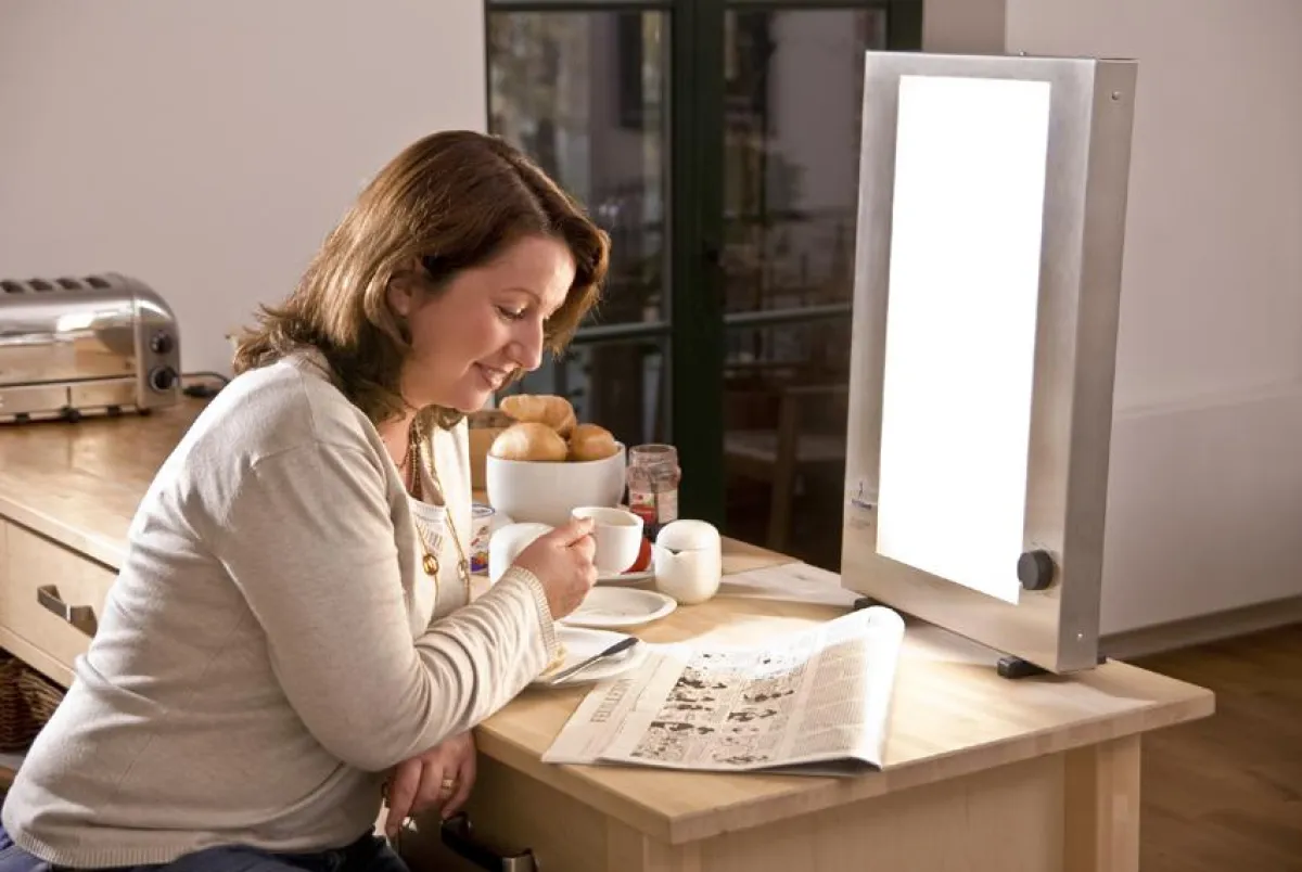 Lichttherapie zu Hause. Die Lichttherapie kann bequem zu Hause durchgeführt werden und lässt sich problemlos in den Alltag einbinden, so beispielsweise beim täglichen Frühstück. Quelle: www.davita.de