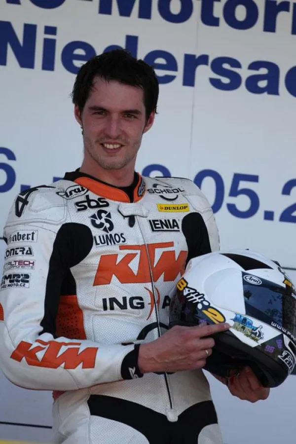 Matej Smrz auf dem Podest der IDM SBK in Oschersleben