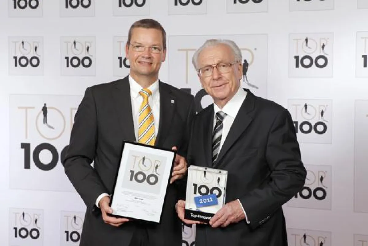 Bei der Preisübergabe (v.l.): Röhm-Geschäftsführer Dr.-Ing. Michael Fried und Prof. Dr. h.c. Lothar Späth.