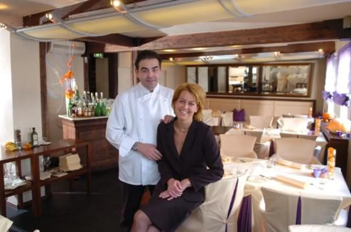 Juan Amador mit Frau Victoria in seinem Restaurant in Langen