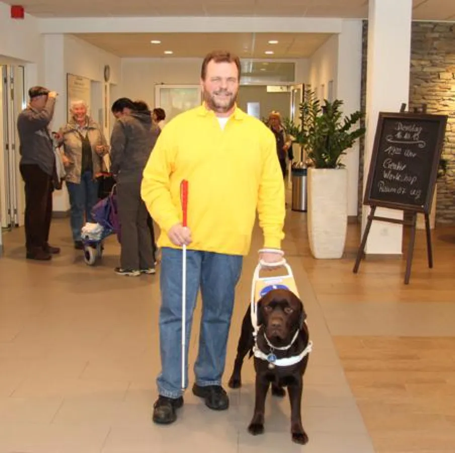 Blindenhund Inok und Wolfgang Müller in der MEDIAN Rheingau-Taunus Klinik Bad Schwalbach.