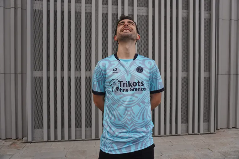 Weltpremiere: YouTuber legt Gaming-Trikot für die gute Sache auf Bild: Weltpremiere: YouTuber legt Gaming-Trikot für die gute Sache auf