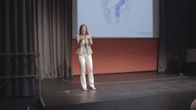 Bild: Anja Antropov als Speaker auf der Premiere des Business-Expertenforums
