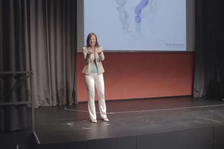 Bild: Anja Antropov als Speaker auf der Premiere des Business-Expertenforums