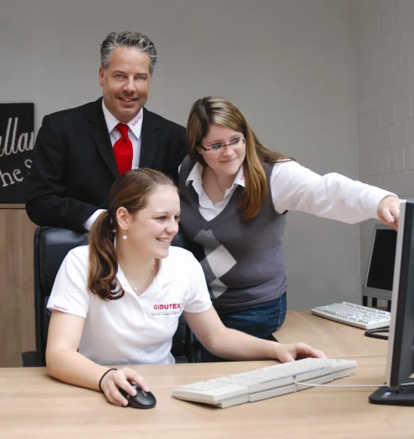 Teamarbeit bereits unter den Auszubildenden: Vanessa Winandi (rechts) kann ihre neue Kollegin Laura Peil (links) in vielen Fragen des Geschäftsalltags schon unterstützen. Im Zweifel steht den beiden d