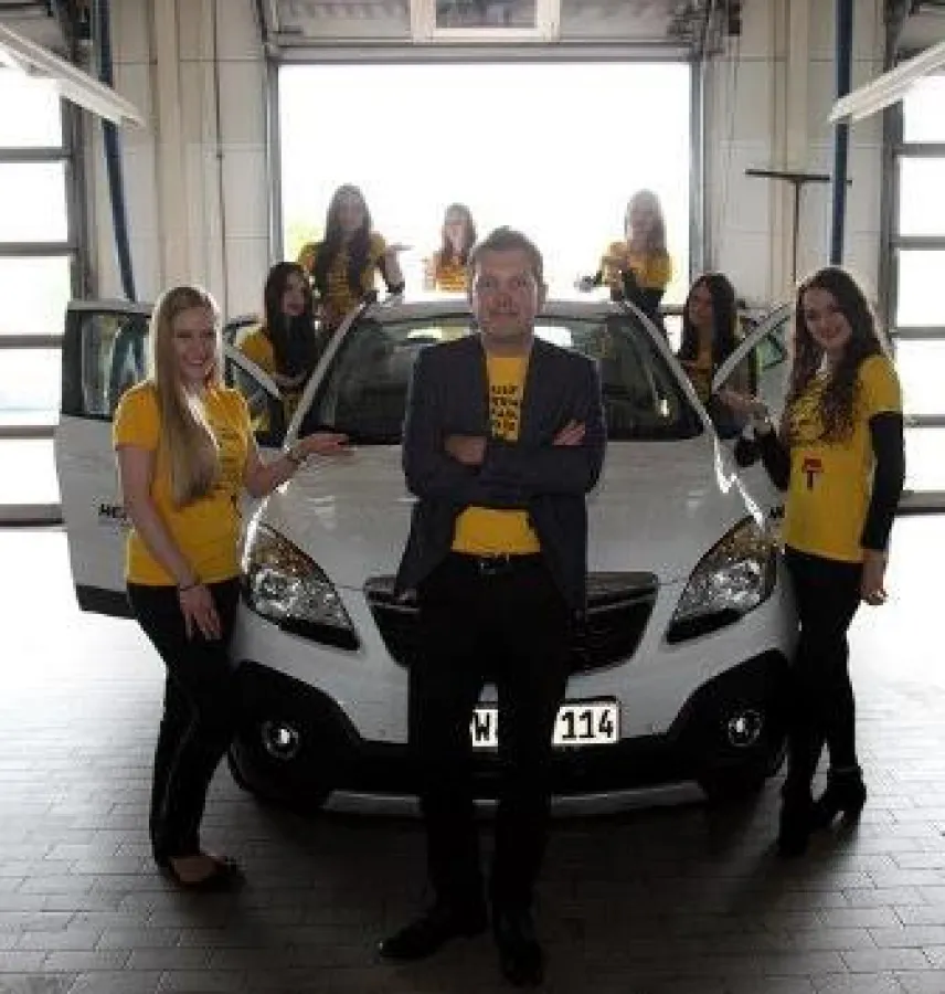 Stolzer Autohaus-Chef: Jörg Heidenreich und die neuen Werbegesichter.