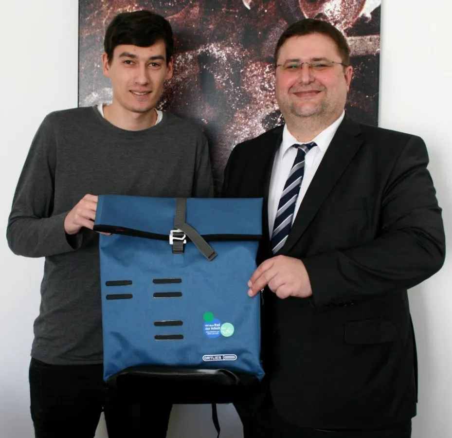 Volker Gößmann von der AOK (rechts) überreicht Kräuter-Mix-Mitarbeiter Maximilian Mahler den Preis.