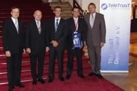TeleTrusT Innovationspreis für Elektronisches Unterscheiben in Spanischen Sparkassen an SOFTPRO-Kunde CECA Bild: TeleTrusT Innovationspreis für Elektronisches Unterscheiben in Spanischen Sparkassen an SOFTPRO-Kunde CECA
