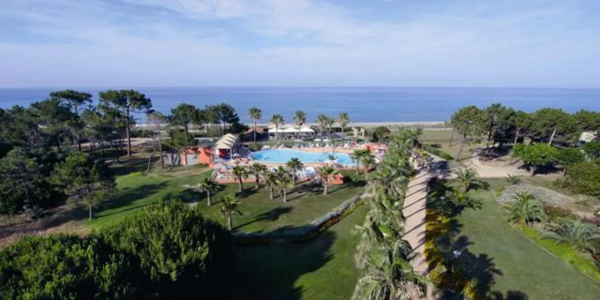 Der Club „Pineto“ liegt direkt am Meer inmitten eines weitläufigen Pinienhains (Quelle: Belambra)