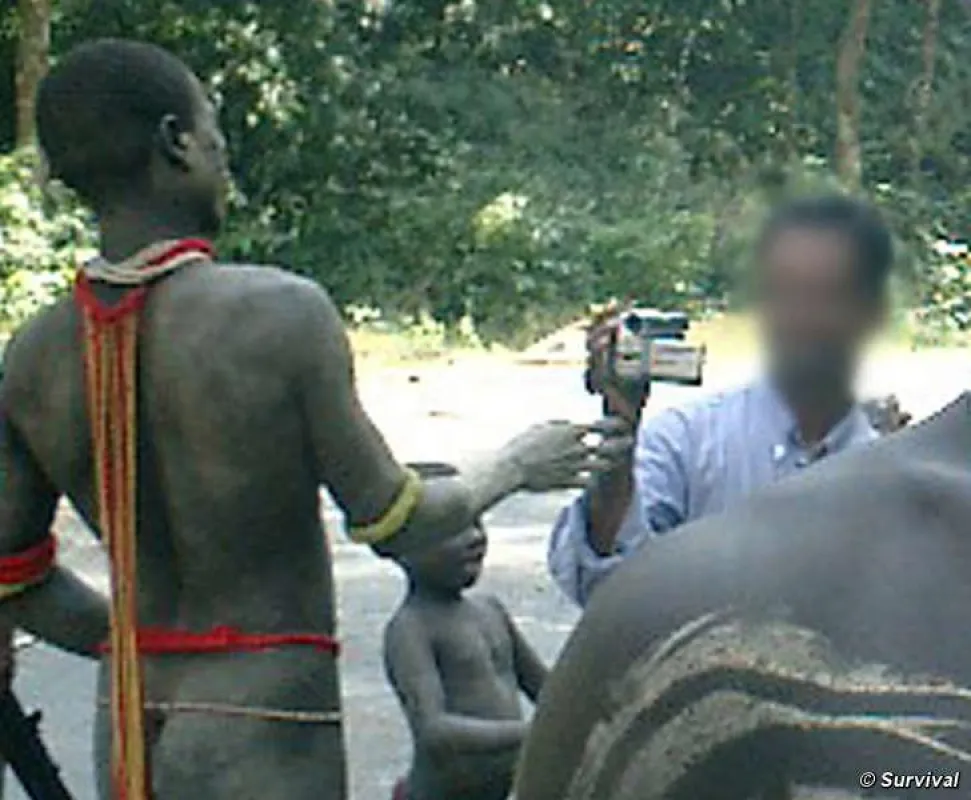 Jarawa werden auf der Andaman Trunk Road von einem Touristen gefilmt. © Survival