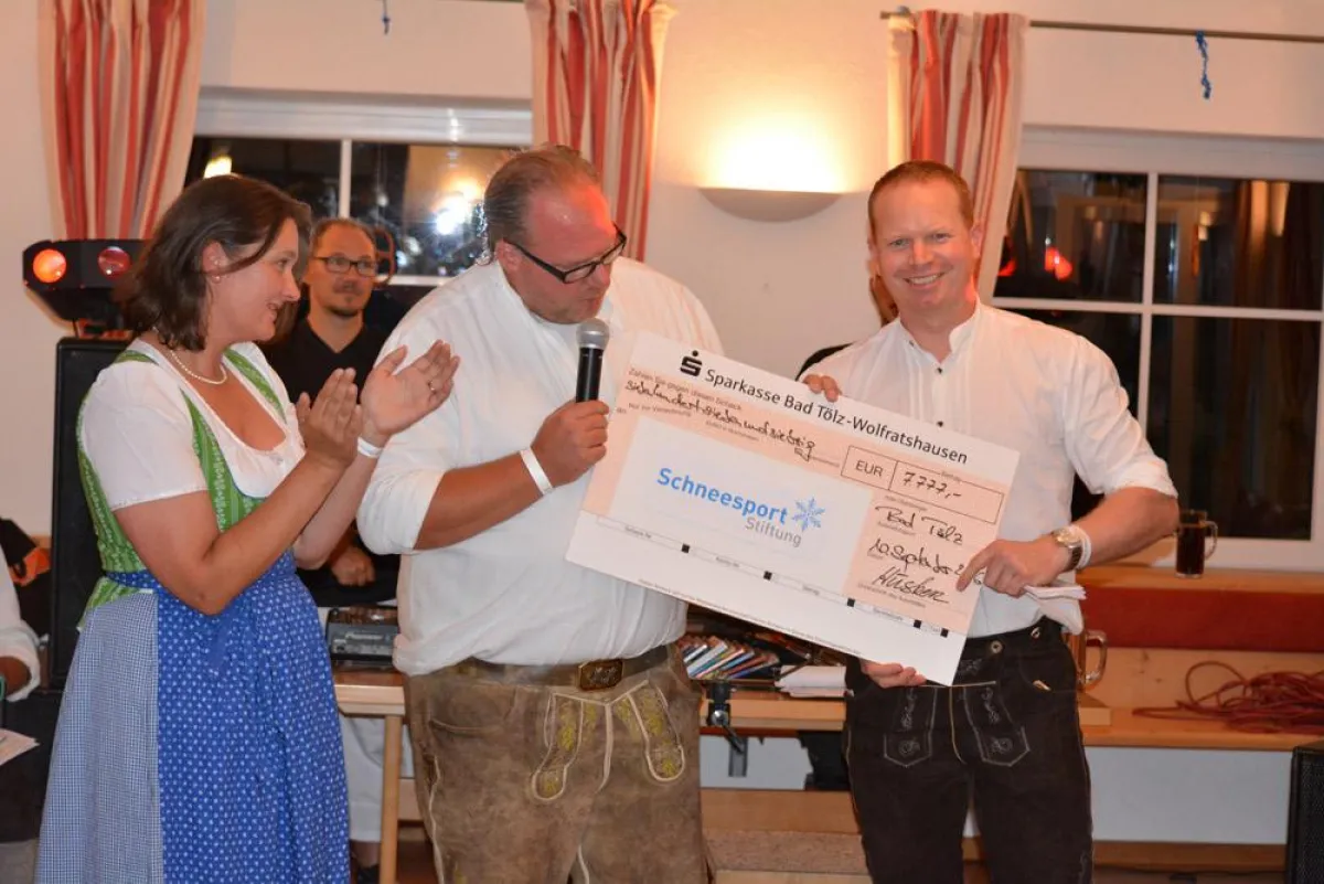 Stephanie und Mike Hüsken übergaben Spendenscheck in Höhe von 7.777,00 ? an Thomas Schiffelmann (Sti