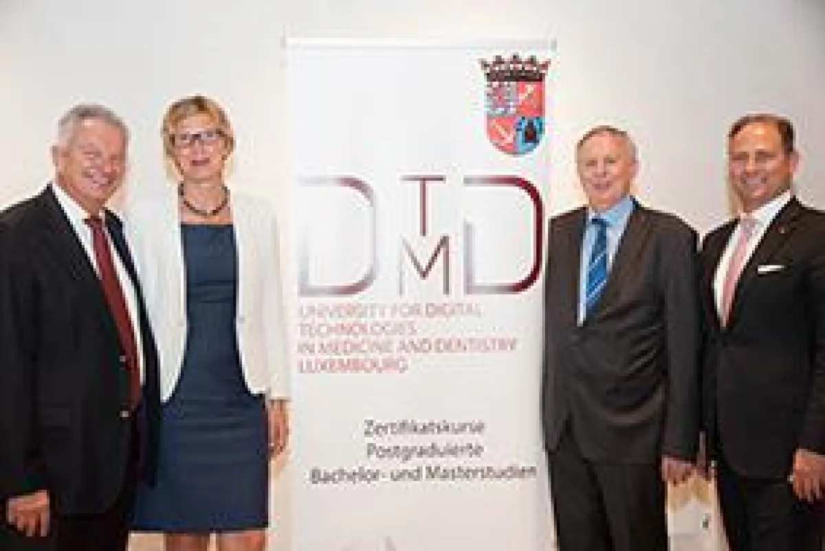 Prof. Dr. Barbara Veltjens, Vizepräsidentin der praxisHochchule Köln, mit dem Präsidium der DTMD