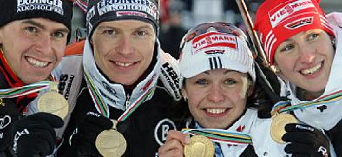 Sabrina Buchholz (rechts) vom OSP Thüringen in der erfolgreichen Biathlon-Mixed-Staffel