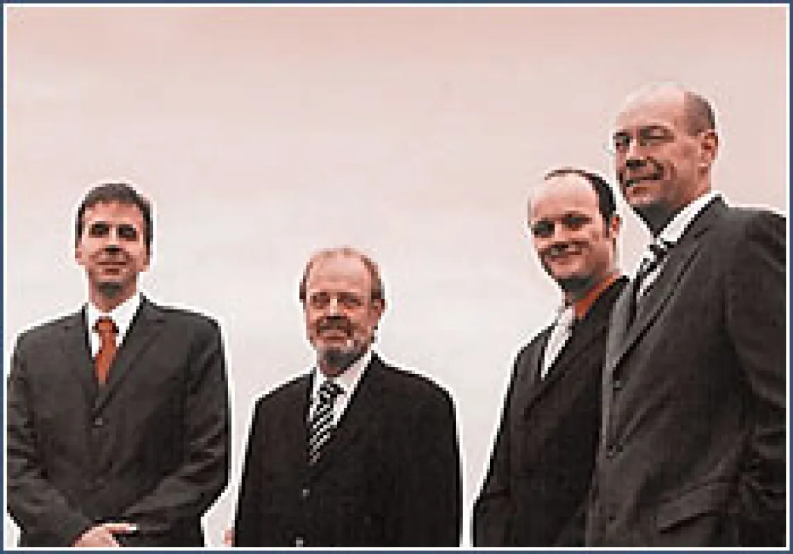 Das Foto zeigt von links nach rechts: Jan Hacker, Prof. Peter Oberender, Rainer Schommer und Dr. Enno Bialas