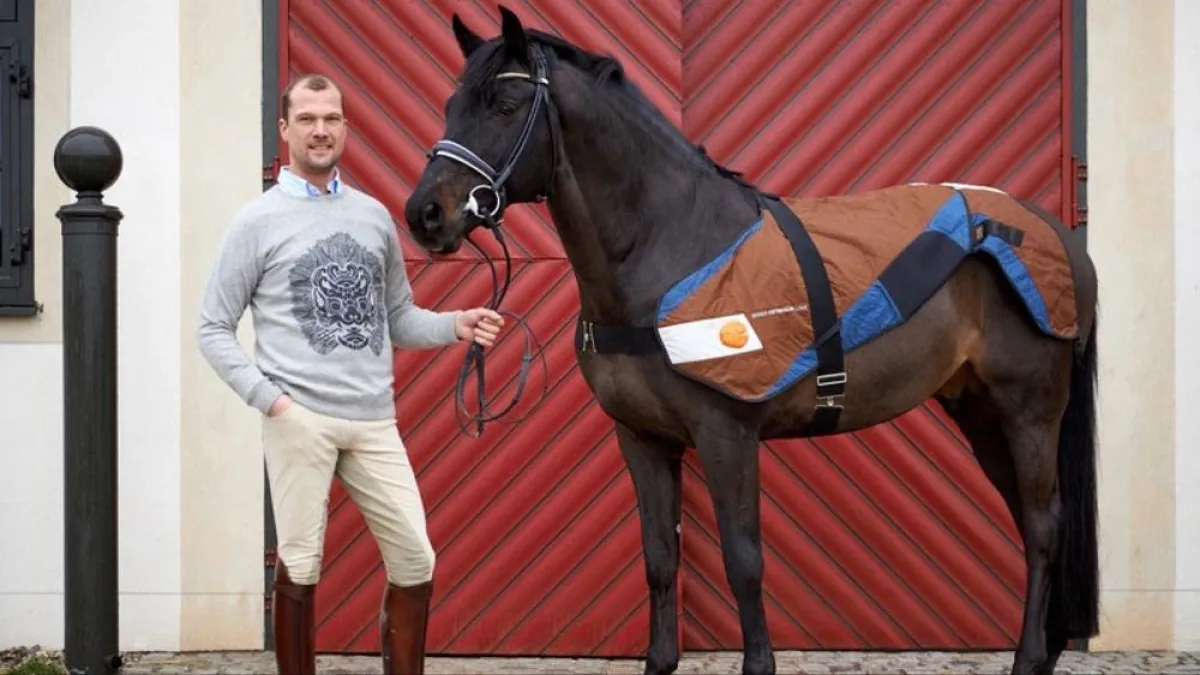 Hendrik Lochthowe und sein Hengst Boston mit dem BEMER Vet. Foto: Cl