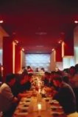 Bild: Eröffnung von „Sushi + Soul“ in Düsseldorf – Promis rollen Sushi für die Gäste