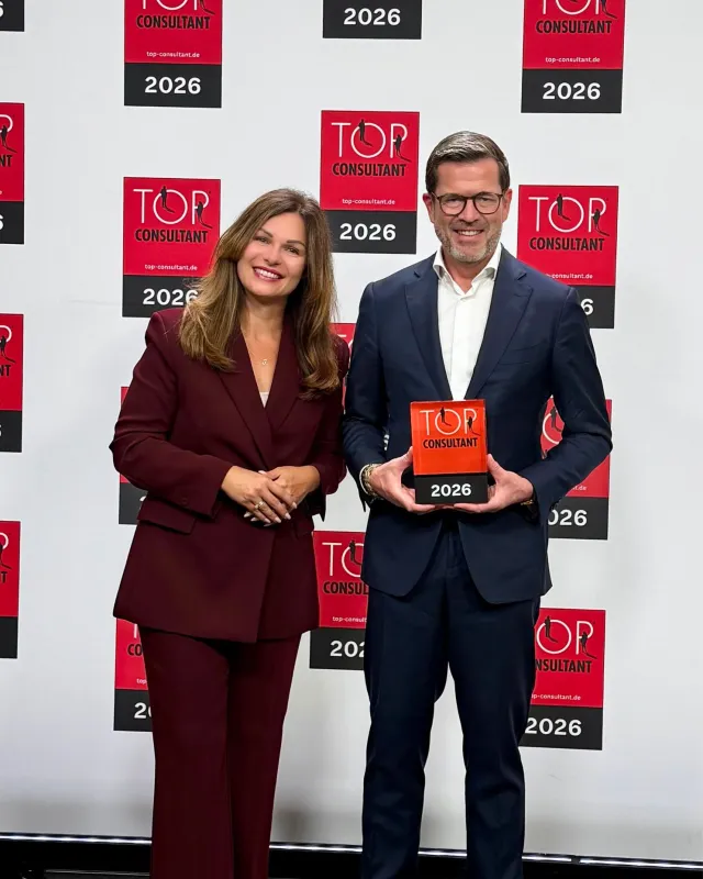 Jasmin Greco und Karl-Theodor zu Guttenberg bei TOP Consultant Award Verleihung (© i-Hotelservices Germany)