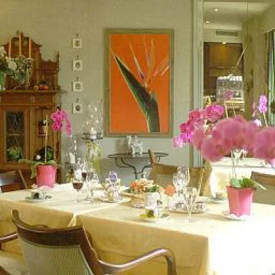 Bild: Individualreisende besuchen die Museumsinsel Hombroich in Neuss