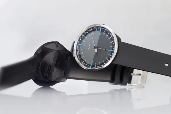 Bild: UNO 24 in 40 mm von BOTTA jetzt mit edlem, antiallergenen Titangehäuse