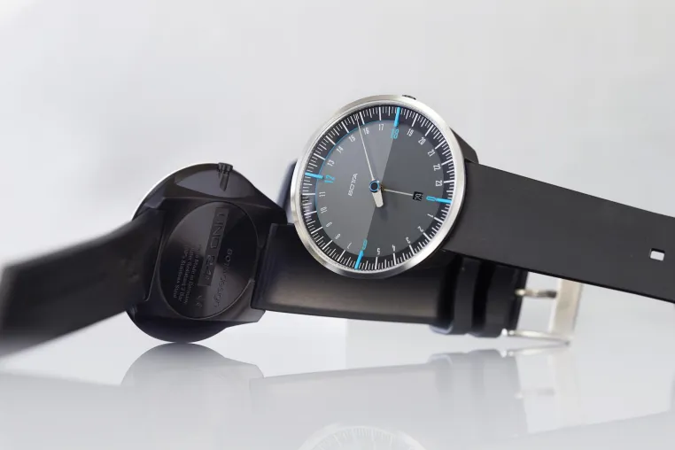 Bild: UNO 24 in 40 mm von BOTTA jetzt mit edlem, antiallergenen Titangehäuse
