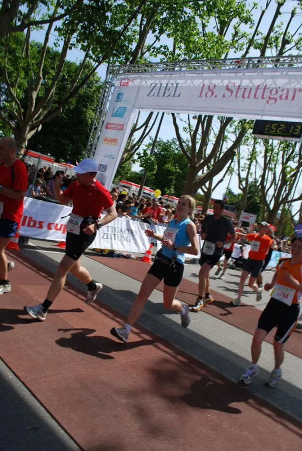 Steffi Bellmann, eine der Sportlerinnen aus dem Bella Fontanis-Frauenlaufteam beim Zieleinlauf des S