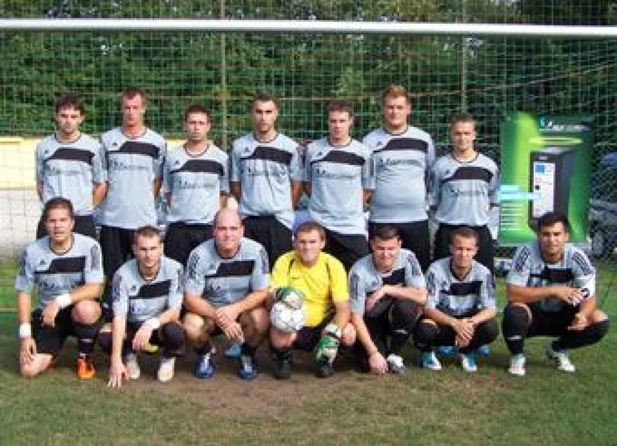 Als neuer Trikotsponsor unterstützt Geld für Müll die Freizeitfußballer von „El Bombastico“ (Foto: Tino Knoll – honorarfrei).