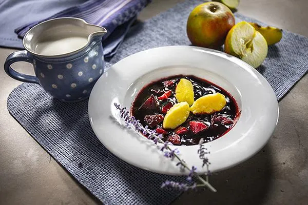Bild: Landgemachtes Fliederbeersuppe mit Klüten