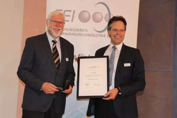 Bild: Brückenbauer zwischen Wissenschaft und Wirtschaft: Dr. Udo Spiegel erhält Belitz-Medaille des FEI