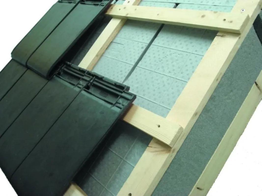Die Neoporplatten überdecken mehrere Sparrenfelder und können somit ohne Flächenschalung zur Steildachdämmung eingesetzt werden.