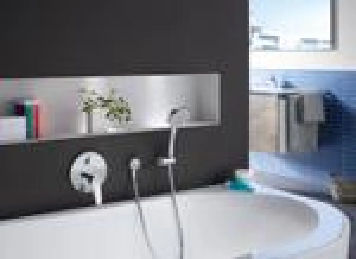 Hier verschwindet der Unterputzkörper hinter der Wand und lässt ein klares Armaturenbild entstehen.