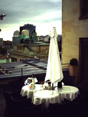 Bild: Terrasse des Restaurants Il Punto mit Blick auf den Pariser Platz