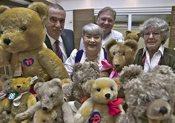 Bild: Im EventKochstudio der FSGG wurden Teddys versteigert: Kuscheltiere für karitative Zwecke