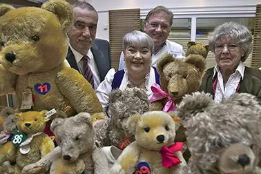 Im EventKochstudio der FSGG wurden Teddys versteigert: Kuscheltiere für karitative Zwecke Bild: Im EventKochstudio der FSGG wurden Teddys versteigert: Kuscheltiere für karitative Zwecke