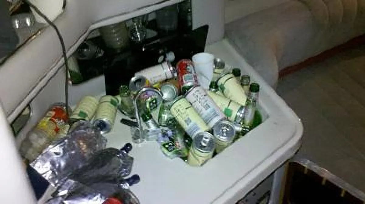 Alkoholexcesse auf einem Partyboot
