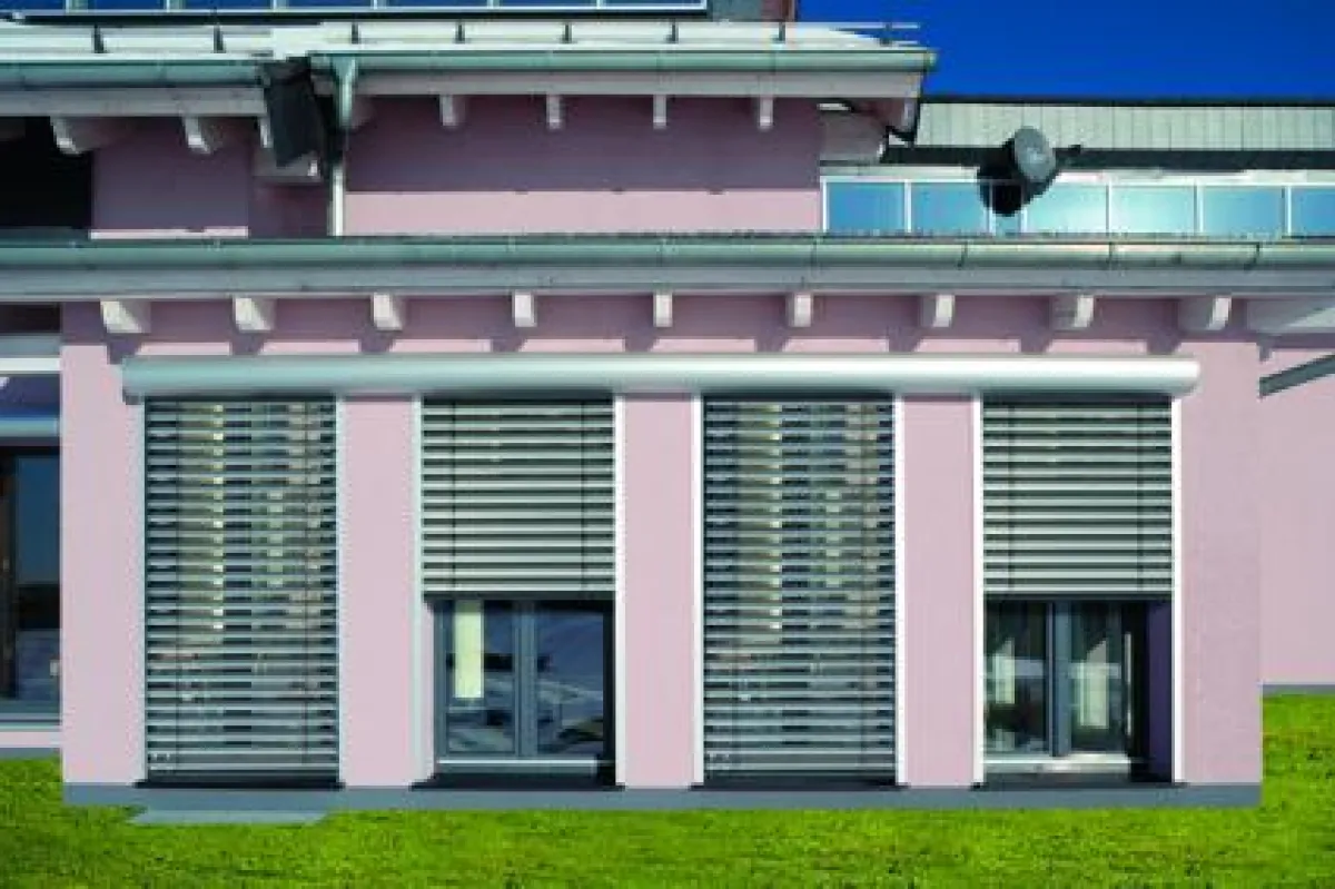 Außenjalousien oder Rollladen verhindern ein Überhitzen von Häusern