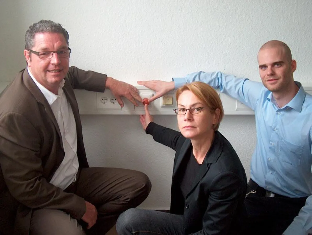 Es ist soweit – gemeinsam mit Kundenbetreuer Christian Perkuhn (WVV, Rechts) symbolisieren die beiden geschäftsführenden Gesellschafter, Fredy Groth und Heike Dornberger-Diller, den Startschuss für di