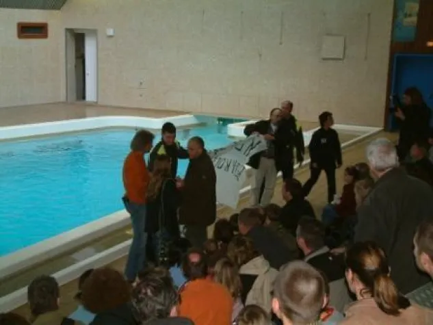 Bild: Polizeieinsatz im Nürnberger Zoo gegen Delfinschützer