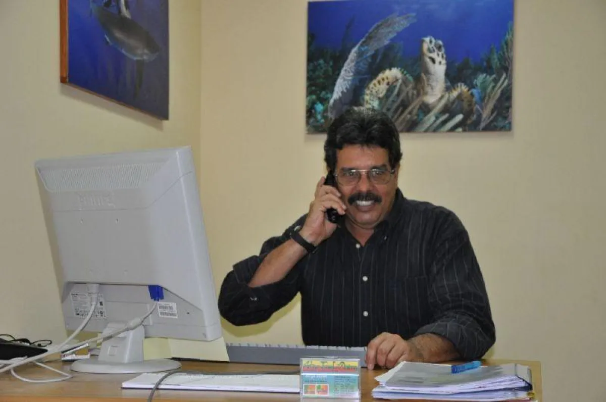 Freut sich auf die Anrufe der Reisegäste. Büroleiter Jorge Zayas in Havanna