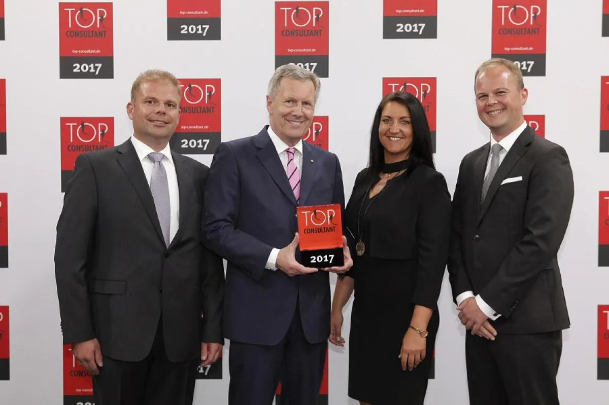 Das bluecue-Team bekommt die Auszeichnung von Bundespräsident a.D. Christian Wulff(c)Compamedia GmbH